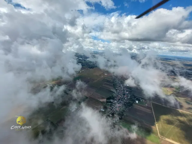 Chmury nad wsią. Lot widokowy wiatrakowcem, Cyber Wings Solutions