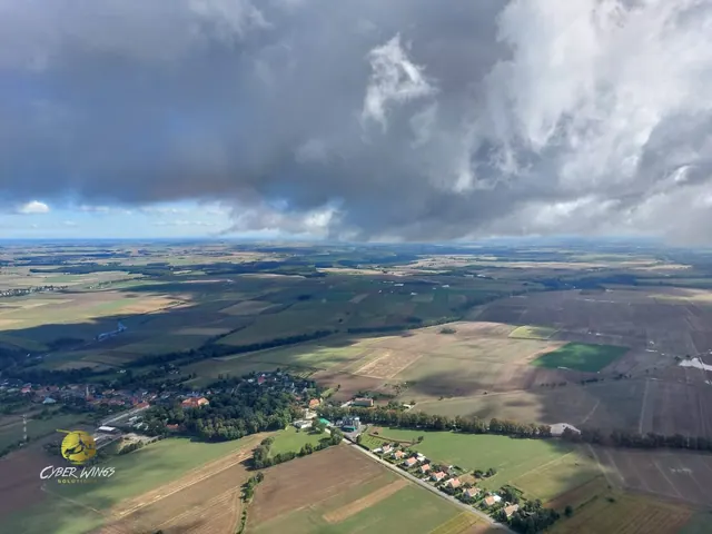 Wieś i pola pod chmurami. Lot widokowy wiatrakowcem, Cyber Wings Solutions