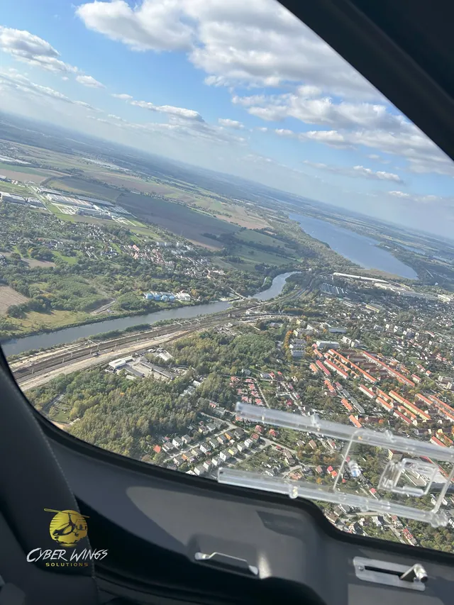 Miasto i rzeka widziane z kabiny. Lot widokowy wiatrakowcem, Cyber Wings Solutions