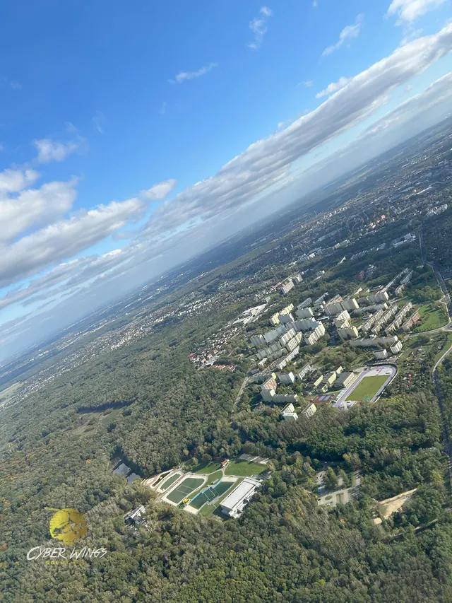 Osiedle i stadion z lotu ptaka. Lot widokowy wiatrakowcem, Cyber Wings Solutions