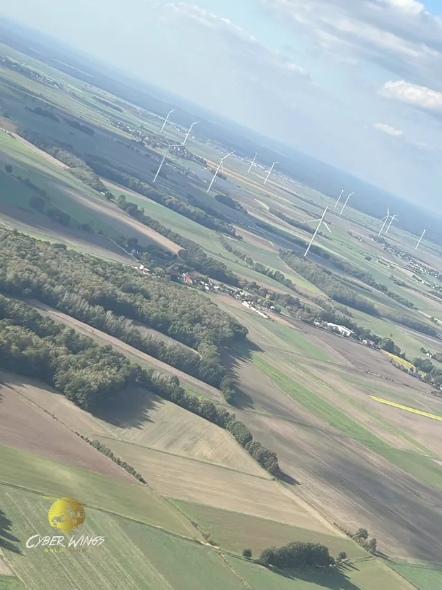 Farma wiatrowa i pola. Lot widokowy wiatrakowcem, Cyber Wings Solutions