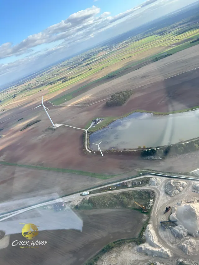 Jezioro, pola i turbina wiatrowa. Lot widokowy wiatrakowcem, Cyber Wings Solutions
