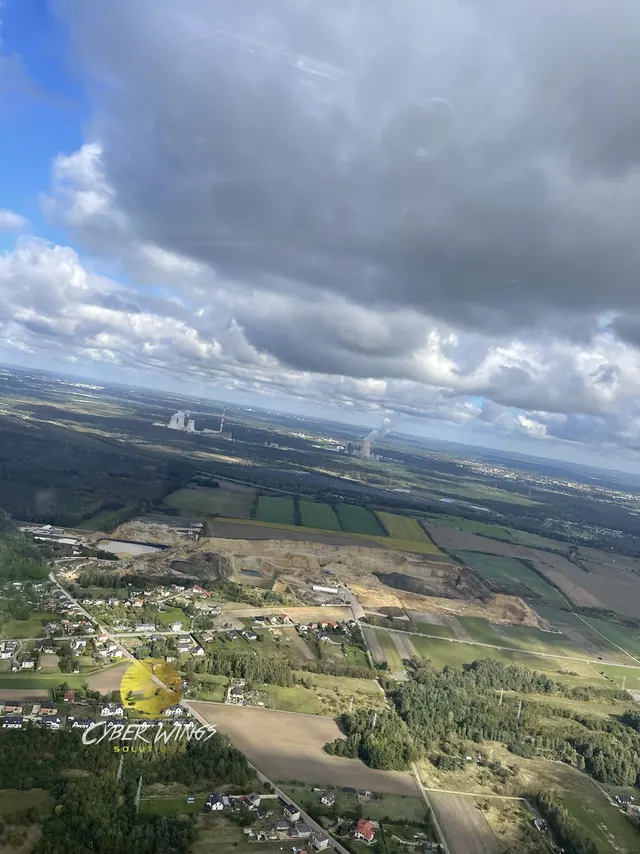 Pola i chmury nad okolicą. Lot widokowy wiatrakowcem, Cyber Wings Solutions