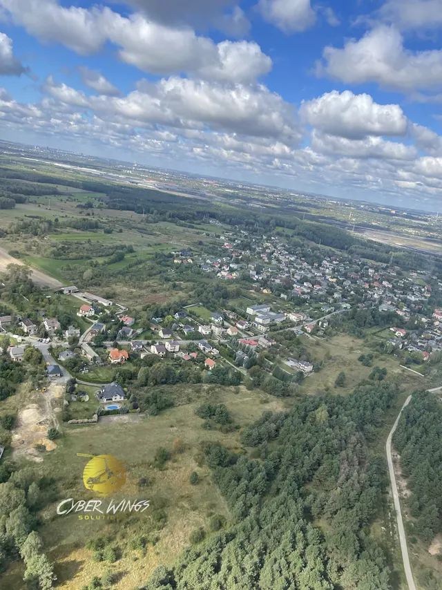 Osiedle domów i lasy. Lot widokowy wiatrakowcem, Cyber Wings Solutions